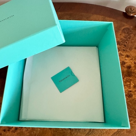 Authentic Tiffany & Co. paper gift box - Picture 2 of 3